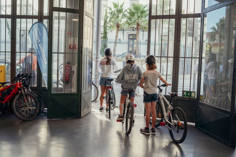 Crianças a iniciar um Porto Bike Tour em bicicletas adaptadas para família