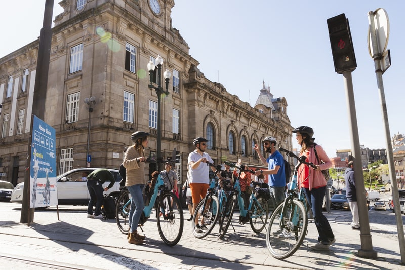 Grupo em bicicletas elétricas no Porto Bike Tour junto à Estação de São Bento