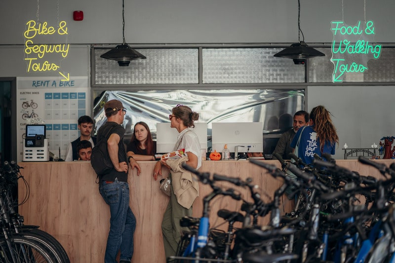 Clientes a preparar-se na loja para iniciar o Porto Bike Tour