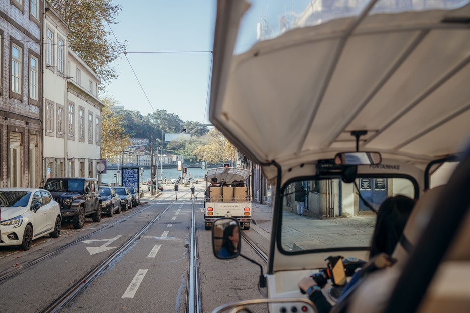 Passeio de Tuk Tuk elétrico nas ruas do Porto com vista para o rio Douro