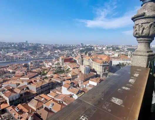 vista torre dos clérigos porto