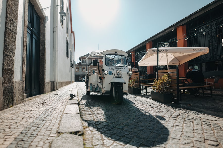 TukTuk Porto – Charming Street Near Wine Cellars