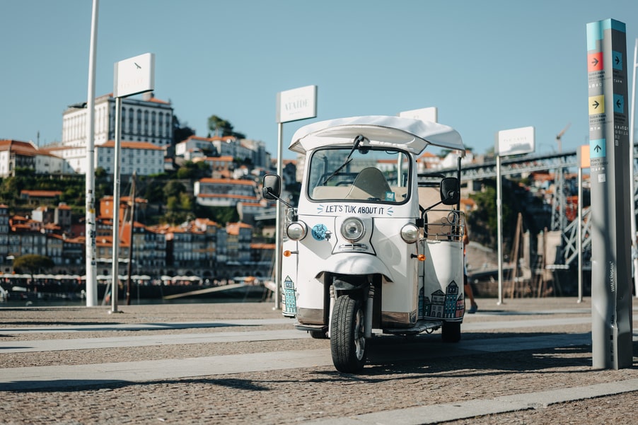 TukTuk Porto by the riverside – Monastery and Cellars Tour