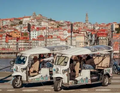 Passeio Inesquecível de Tuk Tuk Porto: Clérigos, Miradouros e Mar