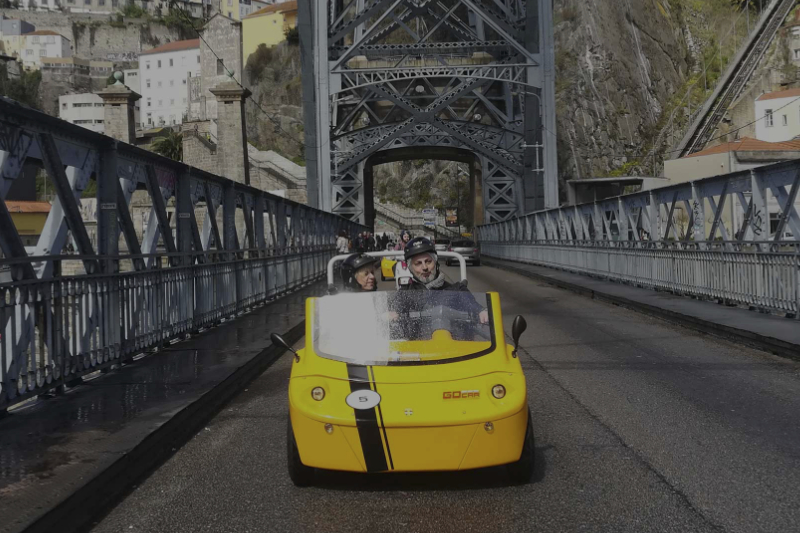 GoCar a atravessar a Ponte Luís I no Porto