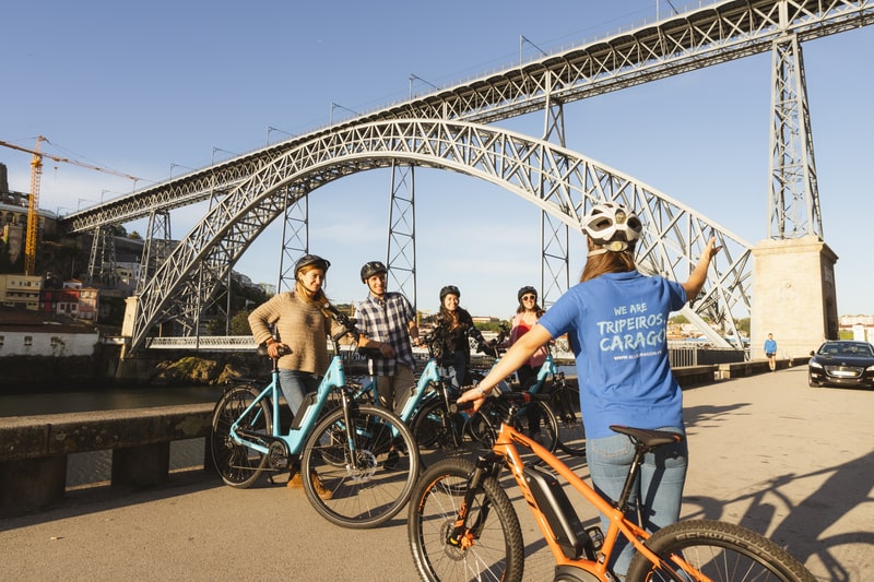Porto Bike Tour com ciclistas junto à Ponte Dom Luís I